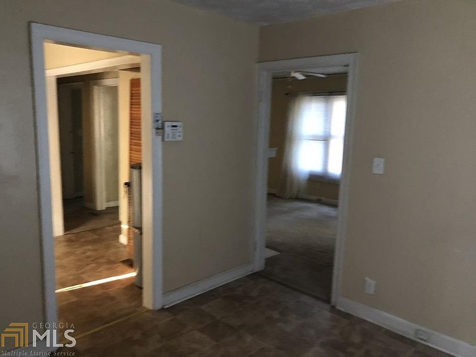 2nd image of 576 Glenwood Pl SE