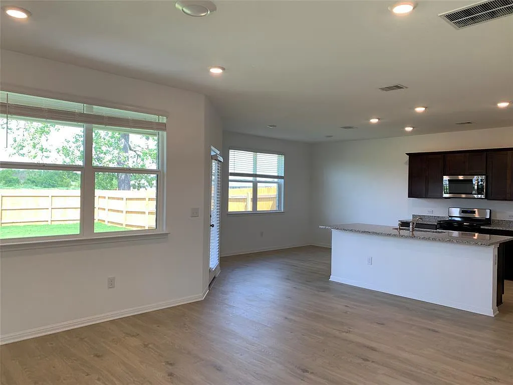 3 bed, 2.5 bath, 1934 sqft, $1,850 — Photo 3