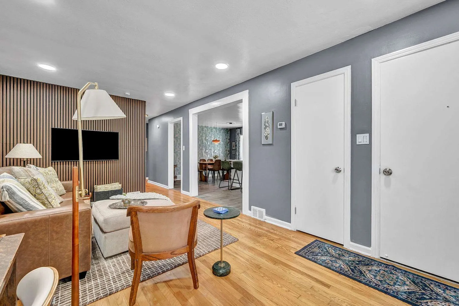 2 bed, 1.0 bath, 2077 sqft, $3,019 — Photo 3