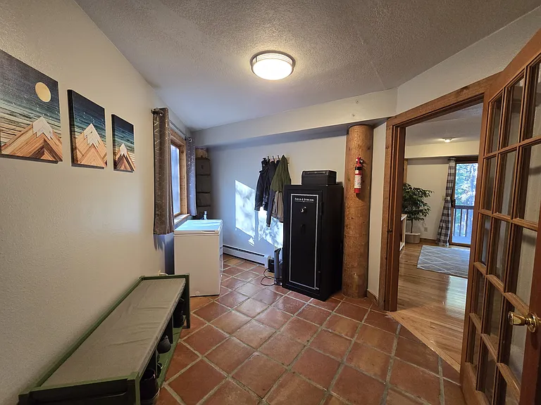 1060 Kings Crown Rd — Photo 18