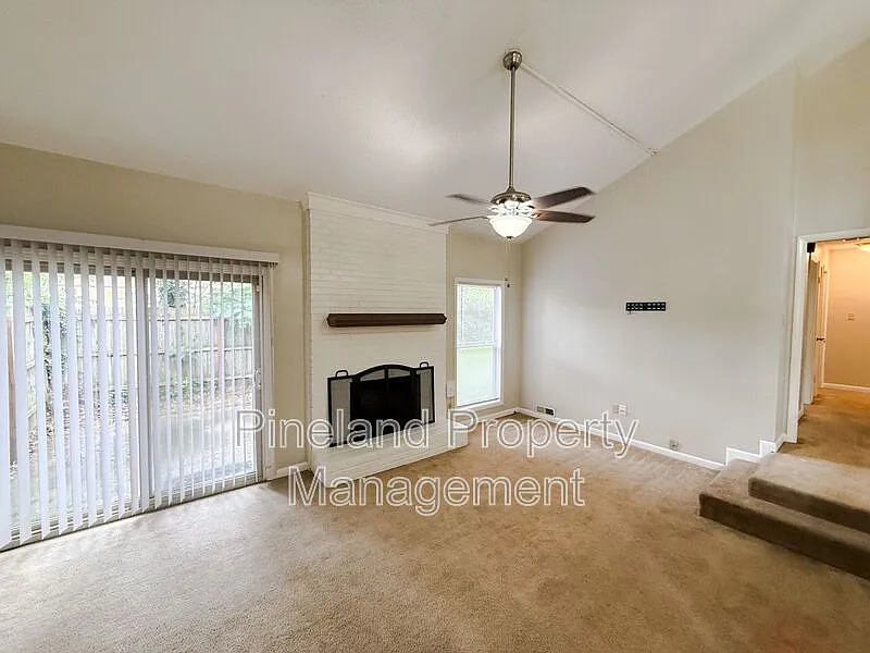 3 bed, 2.0 bath, 1304 sqft, $1,450 — Photo 2