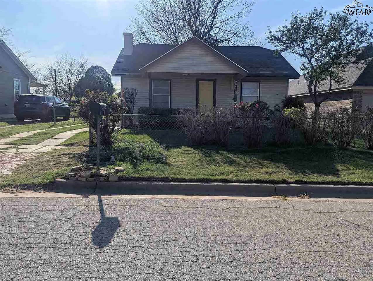 3 bed, 1.0 bath, 1064 sqft, $1,100 — Photo 1