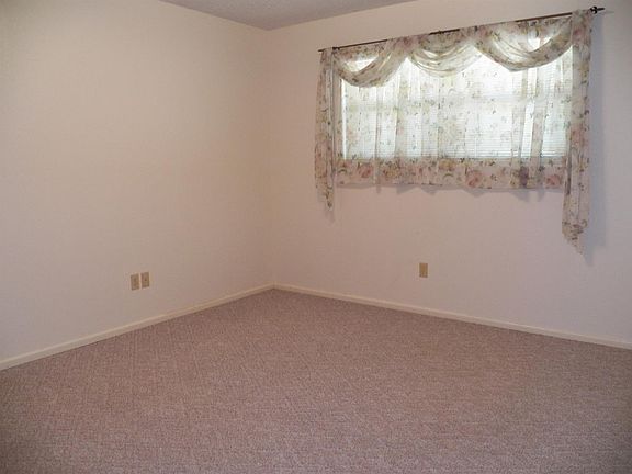 4th image of 313 Parkwood Ln