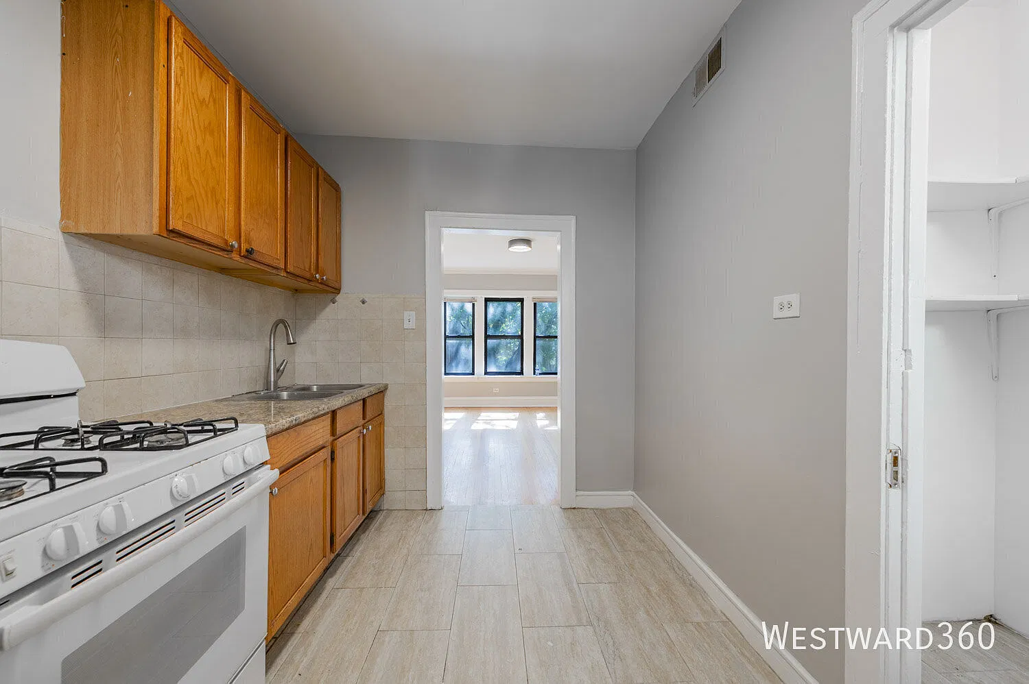 Extra large 1 bed/1bath with separate dining room & living room — Photo 2