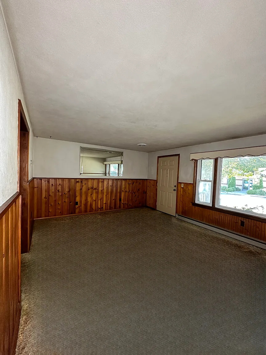 220 E Thompson St photo 1