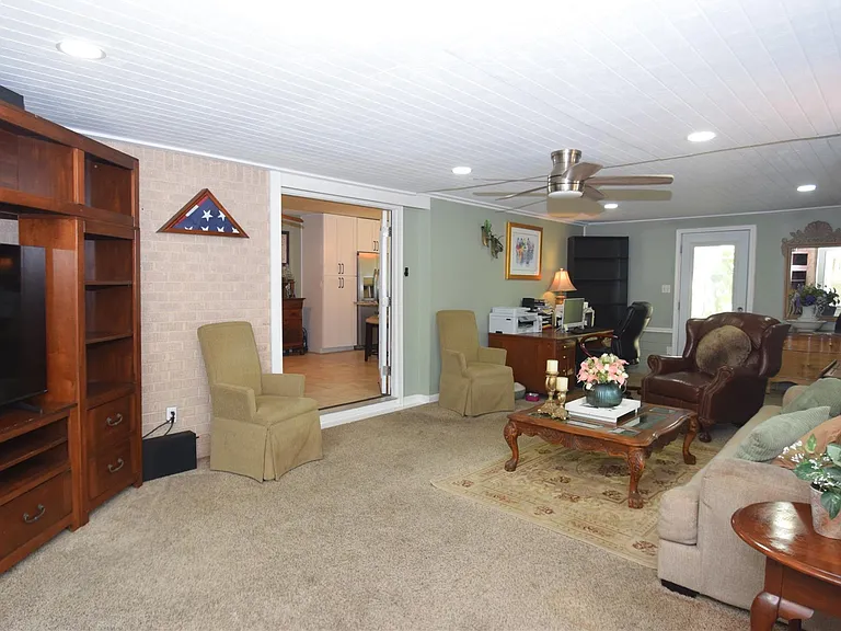 1954 Heights Dr — Photo 16