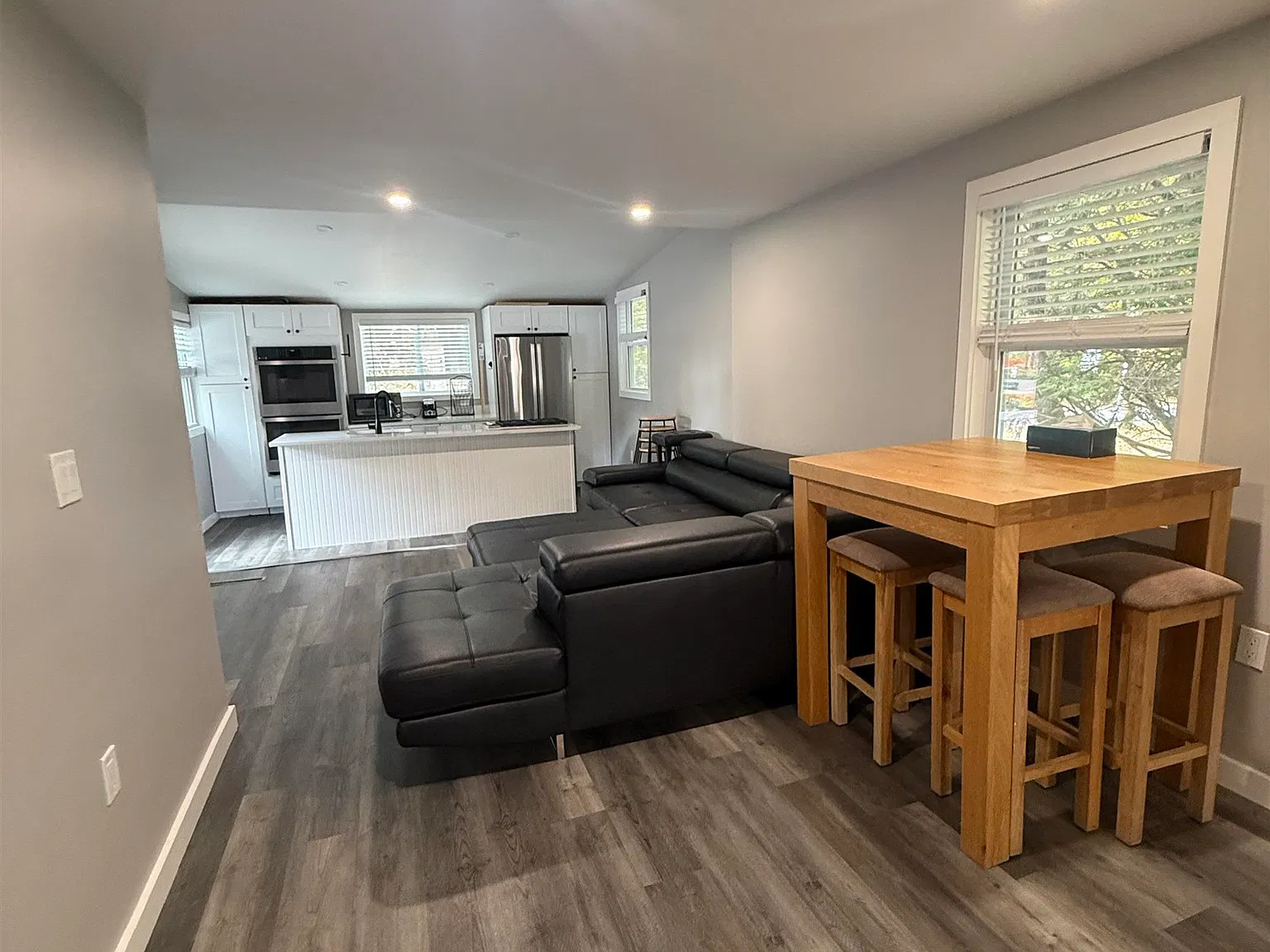 3 bed, 2.0 bath, 2328 sqft, $2,900 — Photo 2