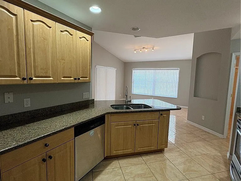 4313 SW 19th Ave — Photo 3
