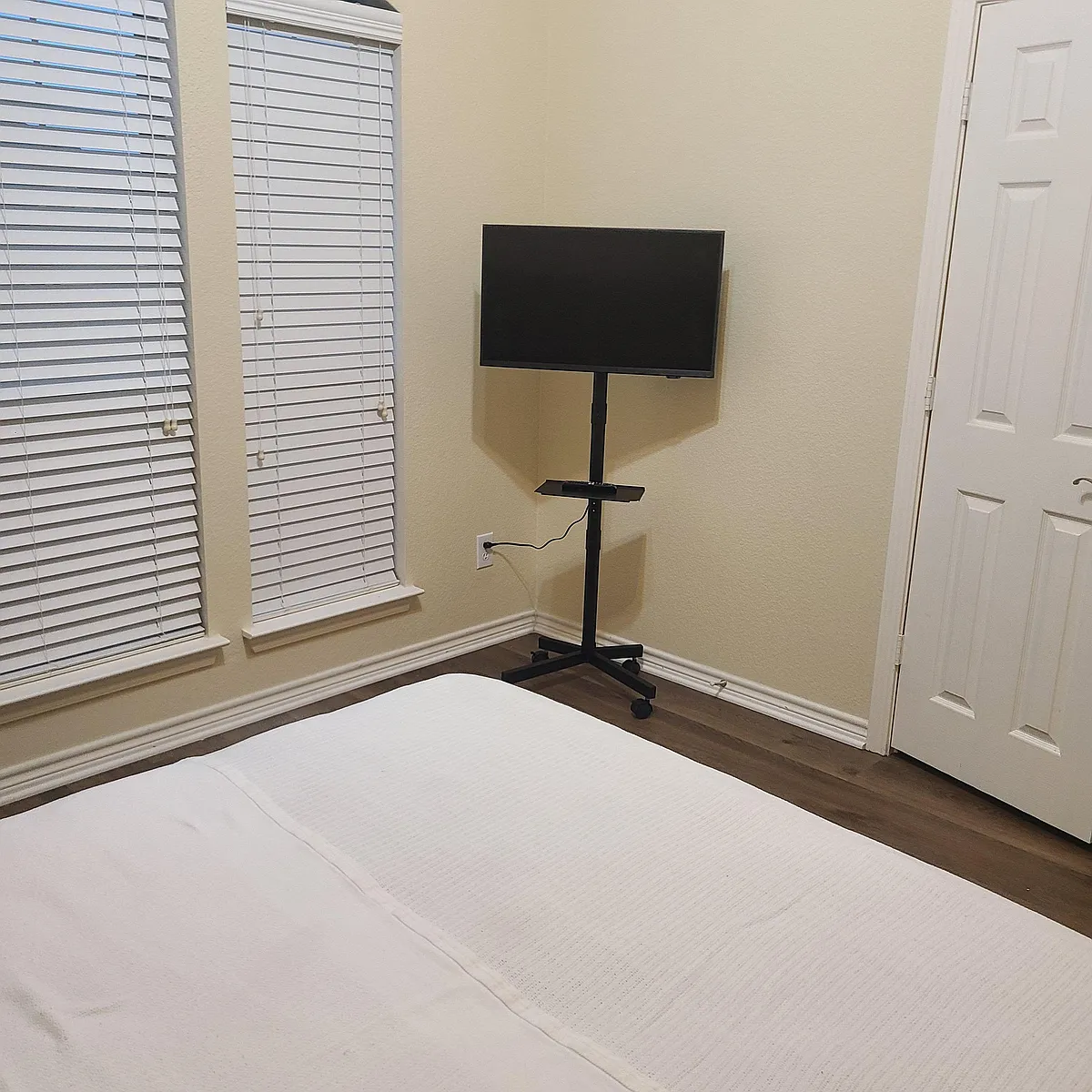 Corner Tv - Amber Meadow Dr