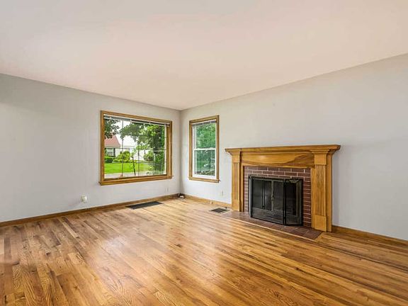 5th image of 47 Deland Ave
