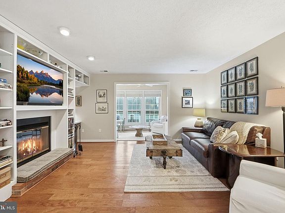 5th image of 10024 Oakton Terrace Rd