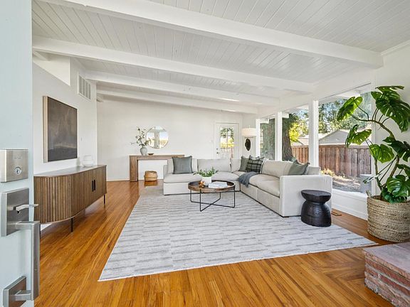 3rd image of 1944 Grosse Avenue