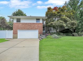 22 Leonard Rd, Syosset, NY 11791