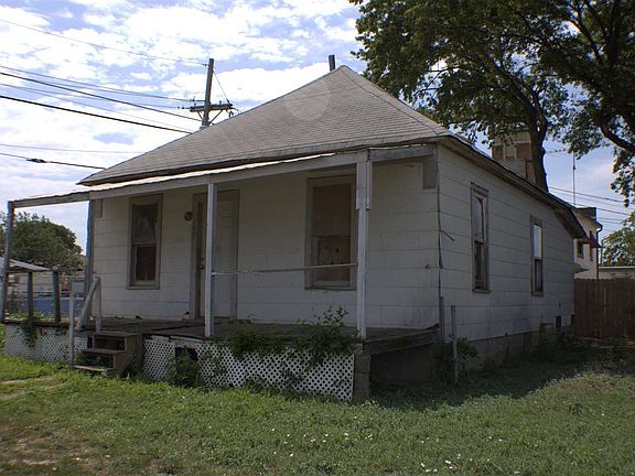 3rd image of 104 E Broadway Ave