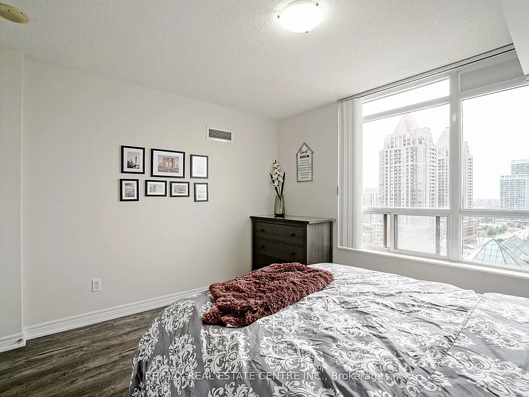 310 Burnhamthorpe Rd W #1704 — Photo 29