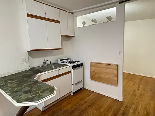 Rented by Realty Advisors Group | media 11