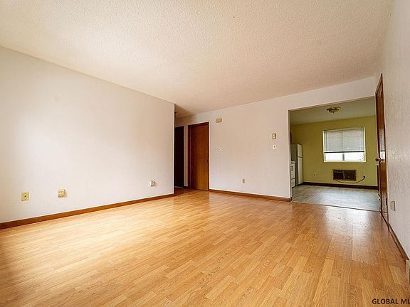 2nd image of 32 A Pne