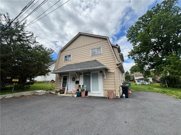 135 N Cedar St, Nazareth, PA 18064