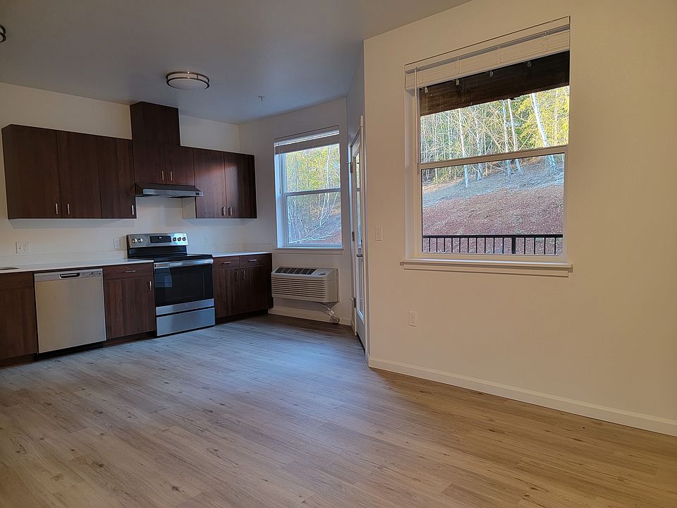 1 bedroom kitchen/entry