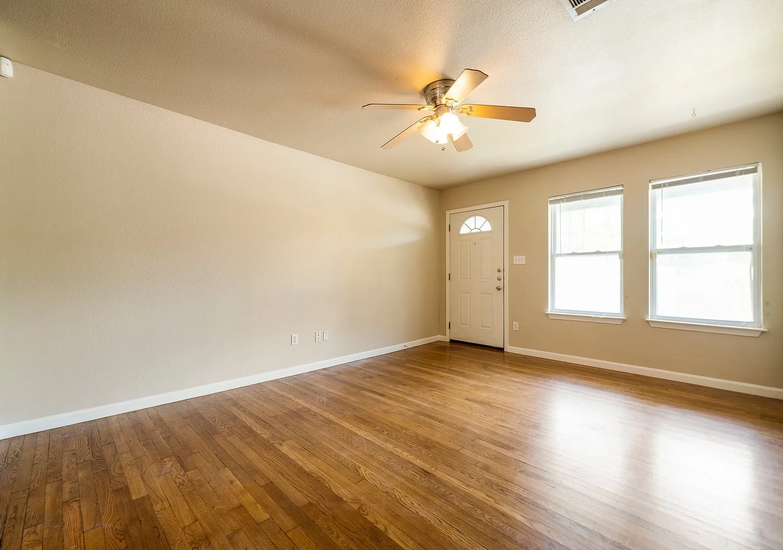Ut Pre-Lease: Remodeled 3 Bed/2 Bath North Campus, High-End Finishes, Wood Floors — Photo 4