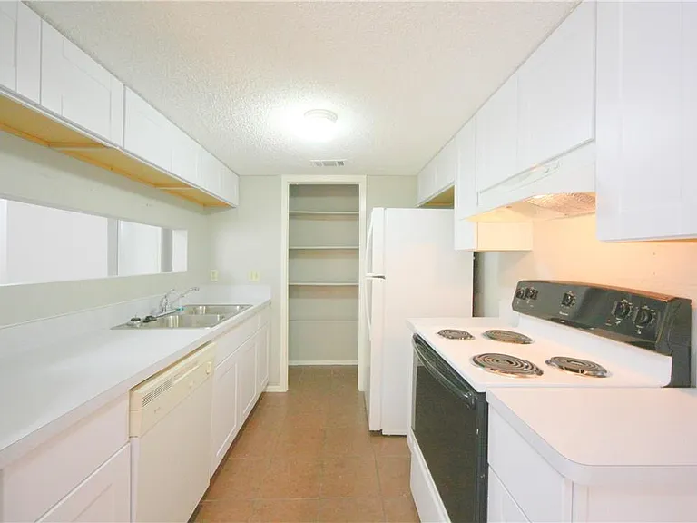 1013 Fieldwood Dr #B — Photo 7