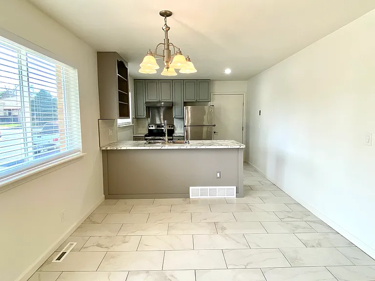 2433 Gay St — Photo 2