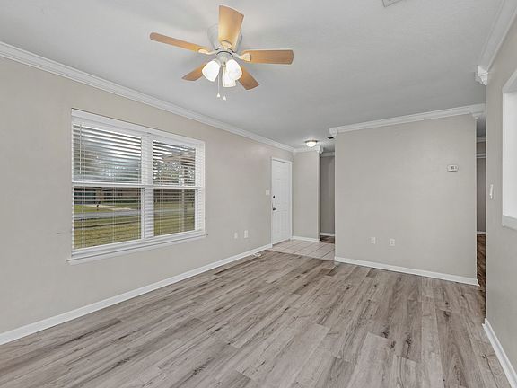 4th image of 823 Meadow Ln