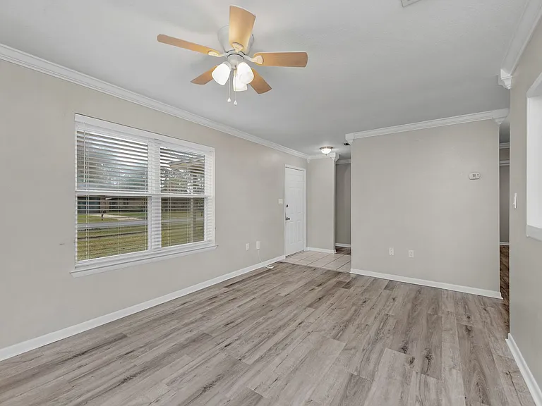 823 Meadow Ln — Photo 4