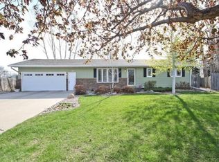 1422 W Gateway Cir, Fargo, ND 58103