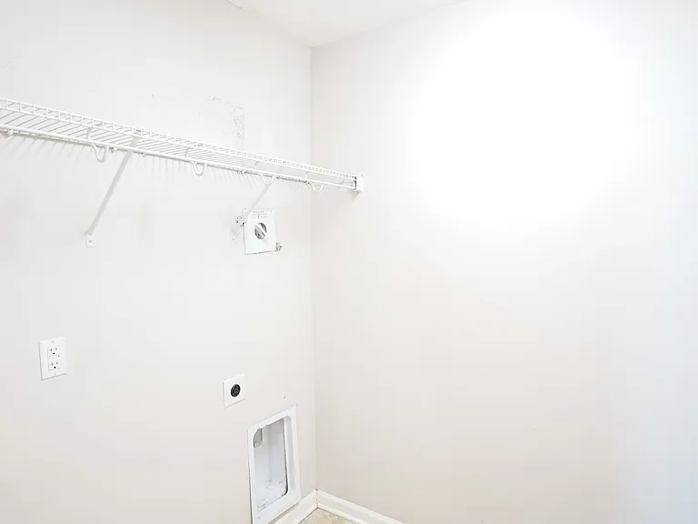 215 Shelton St — Photo 31