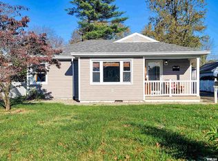 833 E 3rd St, Flora, IL 62839