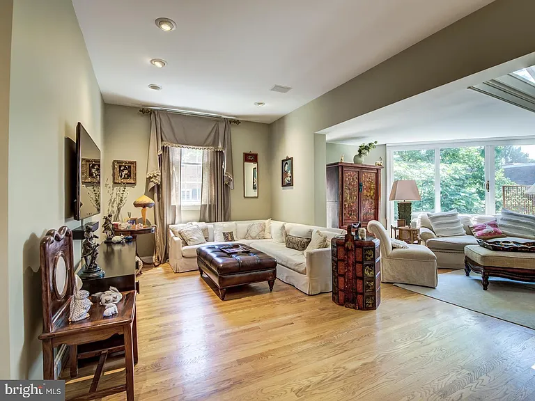 3808 Cathedral Ave NW — Photo 12