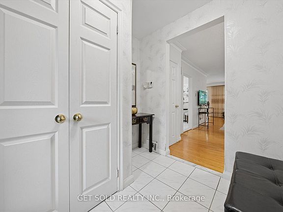 4th image of 129 Riverhead Dr
