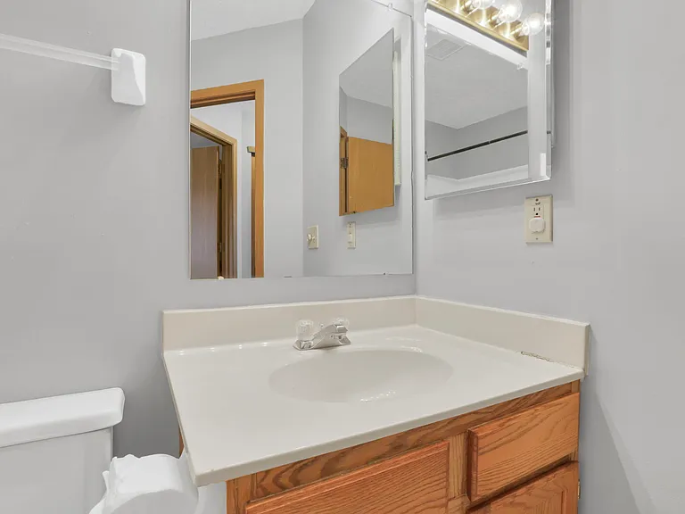 933 Briaro St — Photo 32