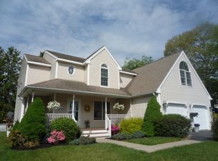 16 Seabreeze Dr, Waterford, CT 06385