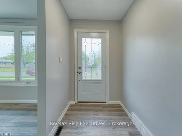 631 Aylmer Cres #1 — Photo 5