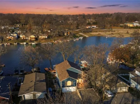 83 Beach Dr, Lake Tapawingo, MO 64015