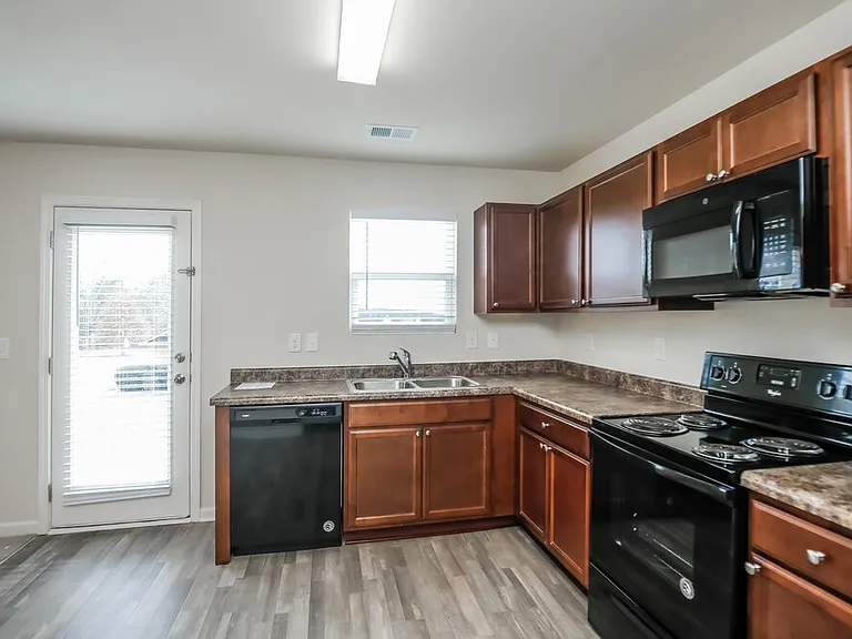 302 Freeman Cir — Photo 6