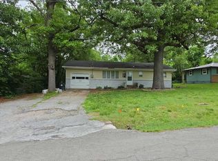 306 S Rinker Ave, Aurora, MO 65605