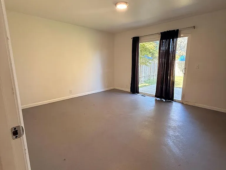 1535 Fischer Ave — Photo 5