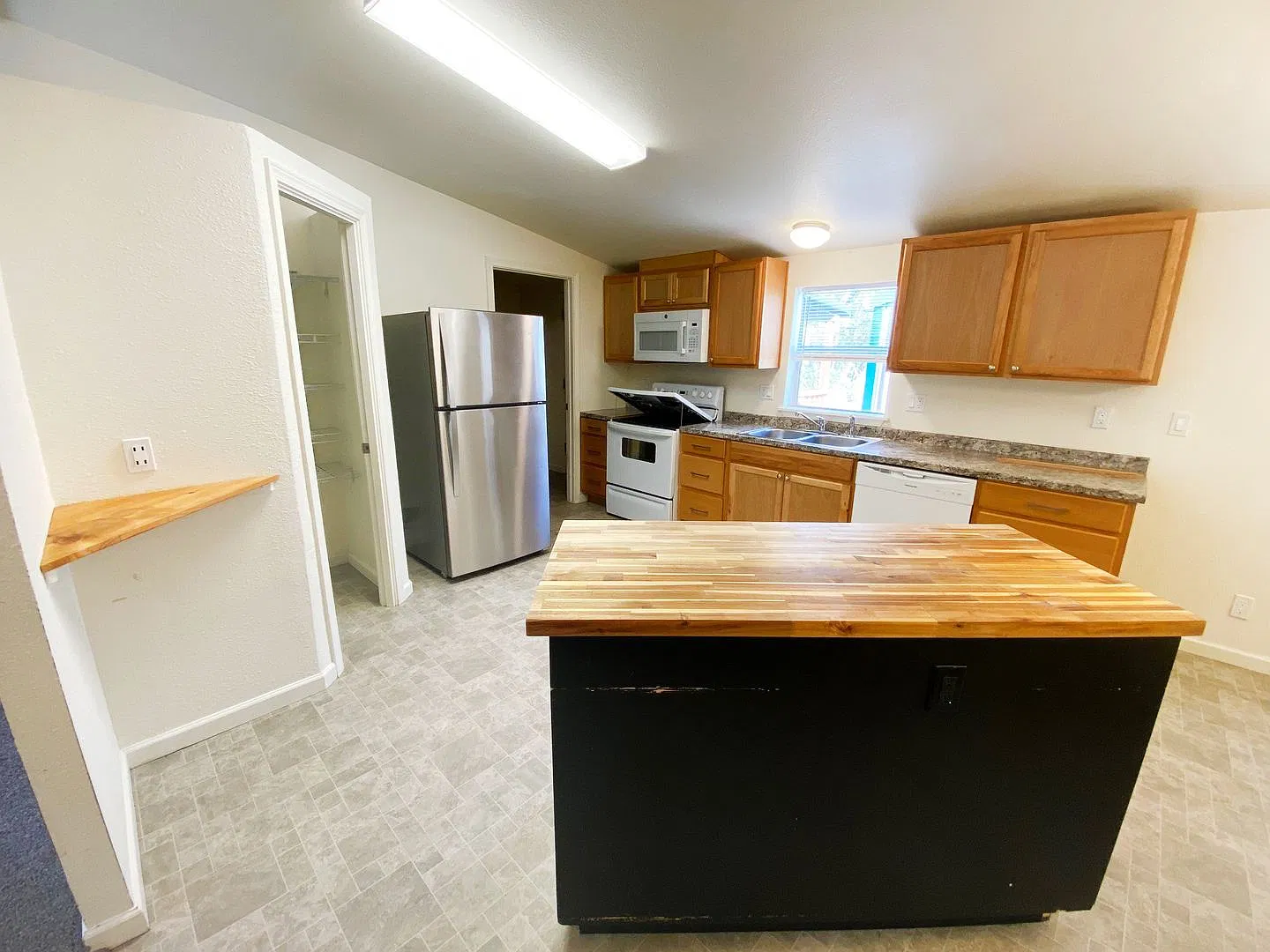 ~3 Bedroom 2 Bath Home w/Shop~ — Photo 2