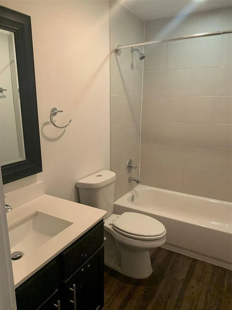 Monarch Place Apartments-2106 Bennett Avenue — Photo 4