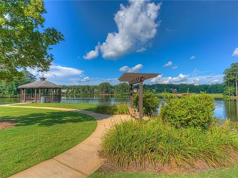 1695 Montcliff Dr — Photo 40