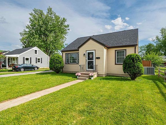 2nd image of 1824 Sunset Dr