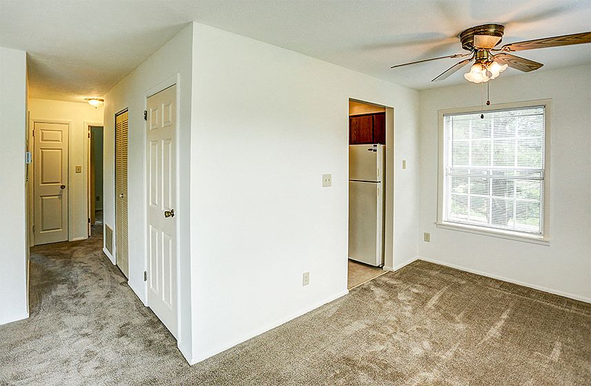 Apartment Dining Room at Williamsburg on the Lake