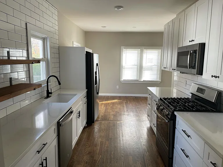 2110 Creighton Ave — Photo 10