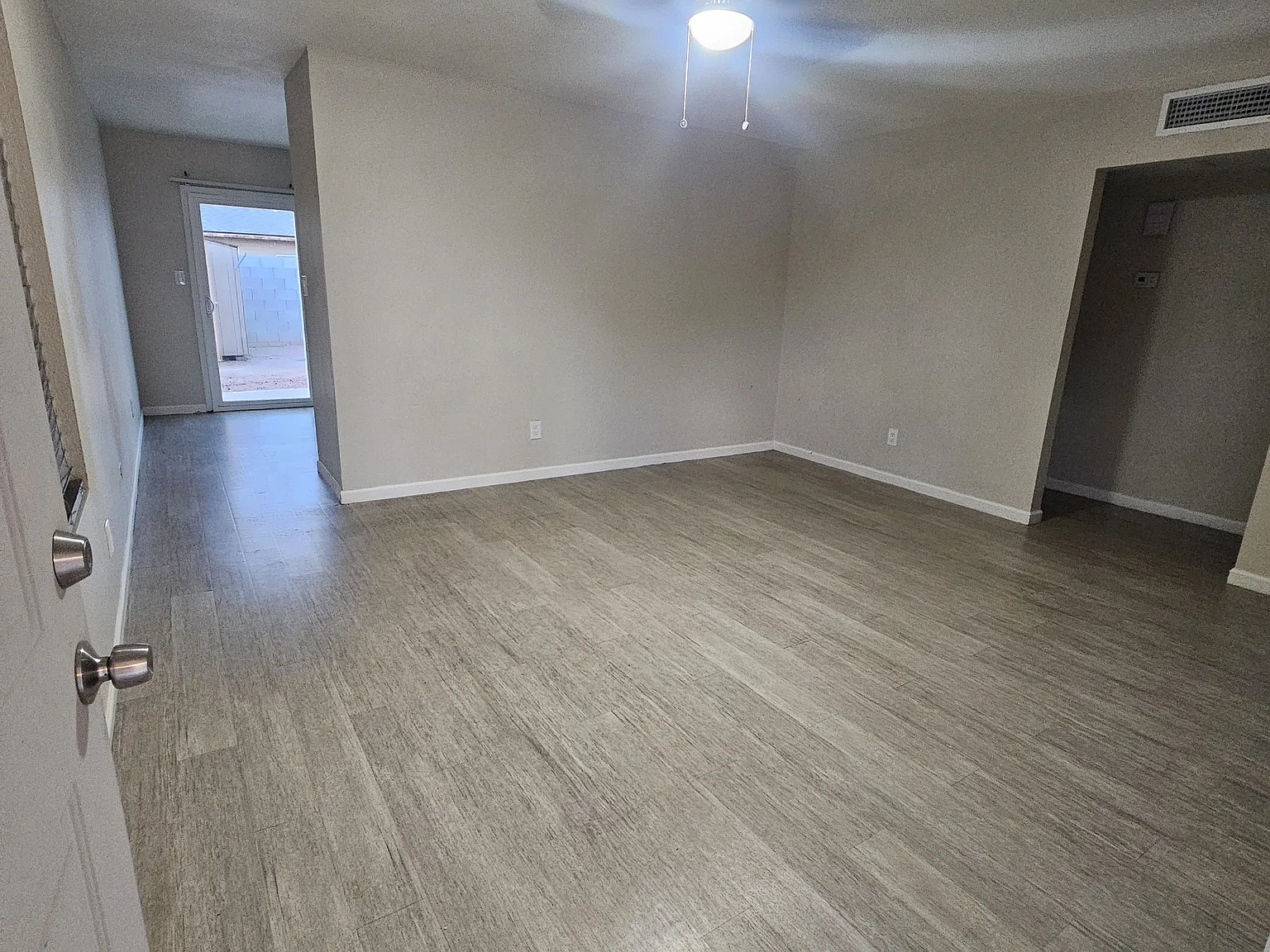3 bed, 1000 sqft, $1,995 — Photo 2