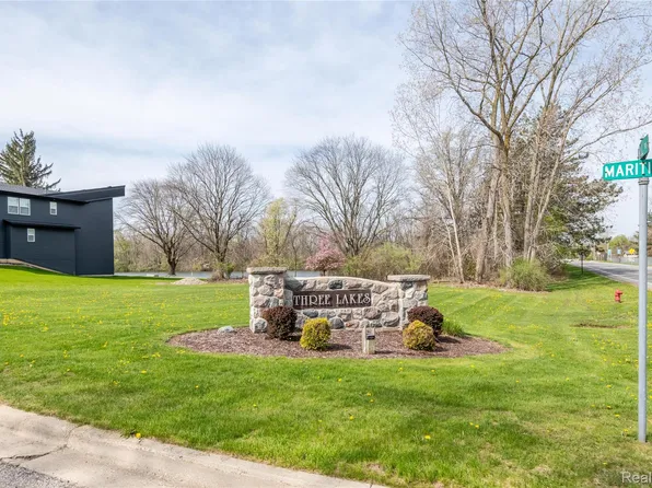 2745 Maritime Dr, Lansing, MI 48911