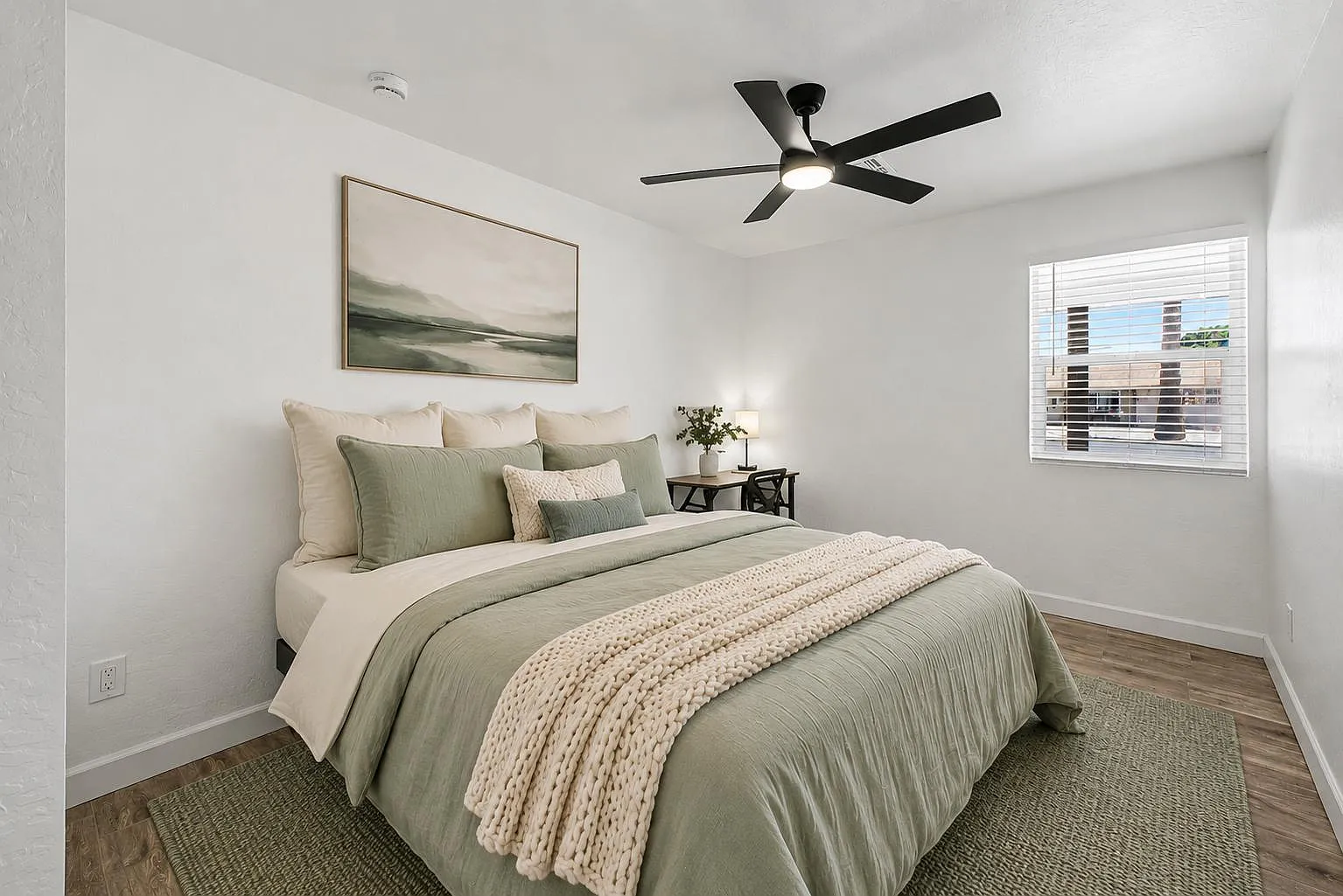 4 bed, 5.0 bath, 2800 sqft, $905 — Photo 1
