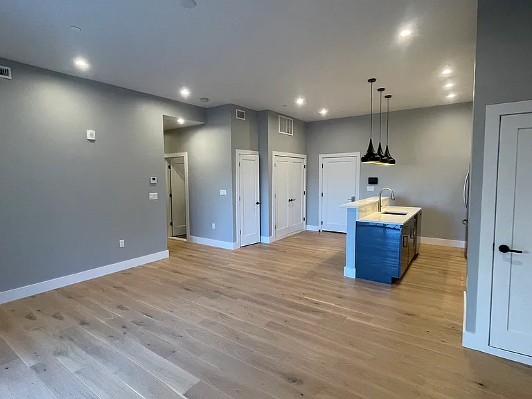 60 Cross St E #220 — Photo 6